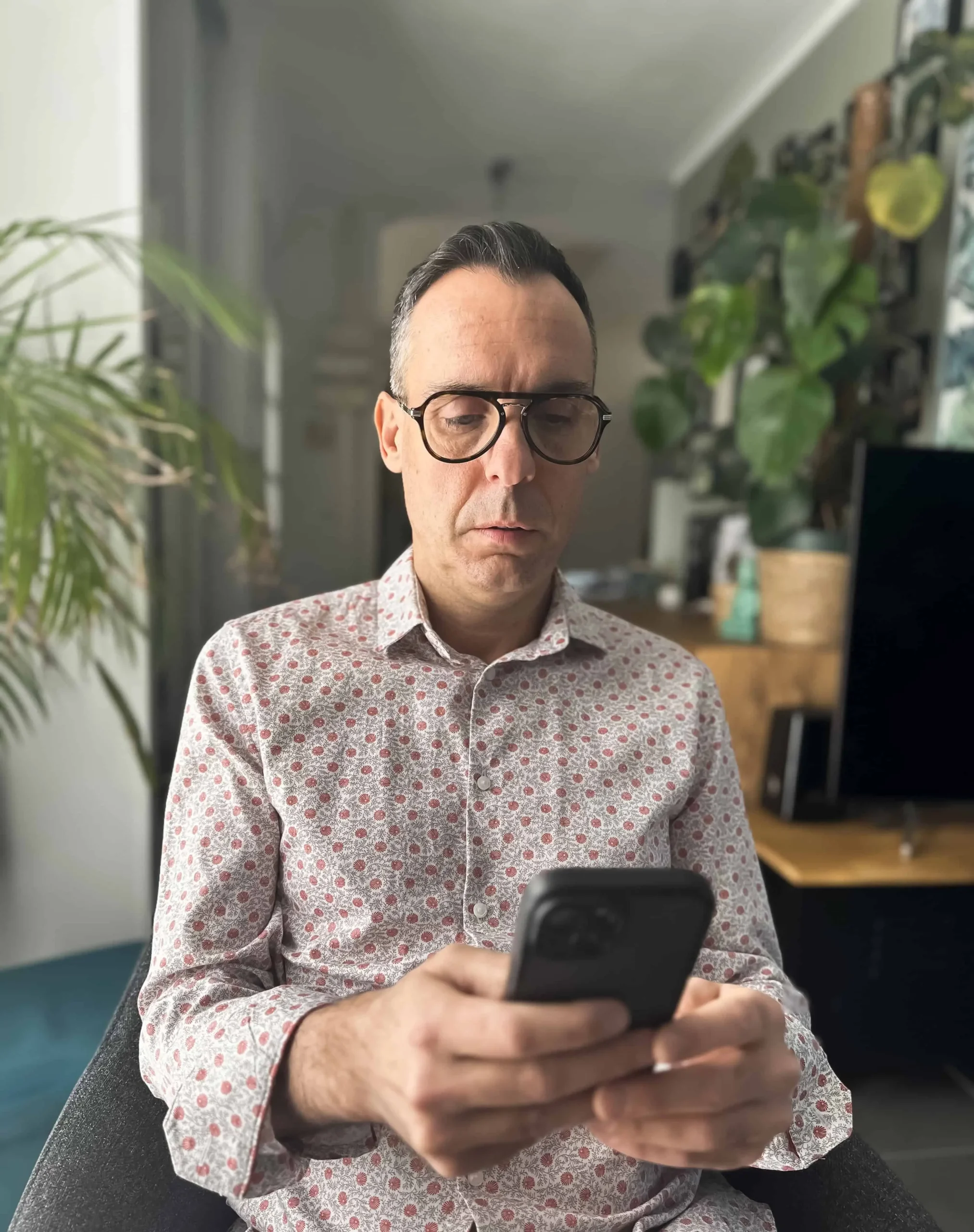 Arnaud avec son smartphone