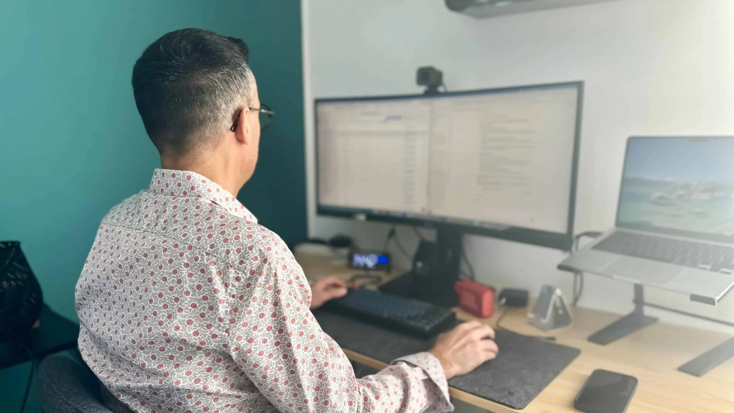 Arnaud DUJARRIC travaille à son bureau