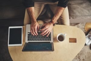 Au dessus des mains ou ordinateur portable sur la table