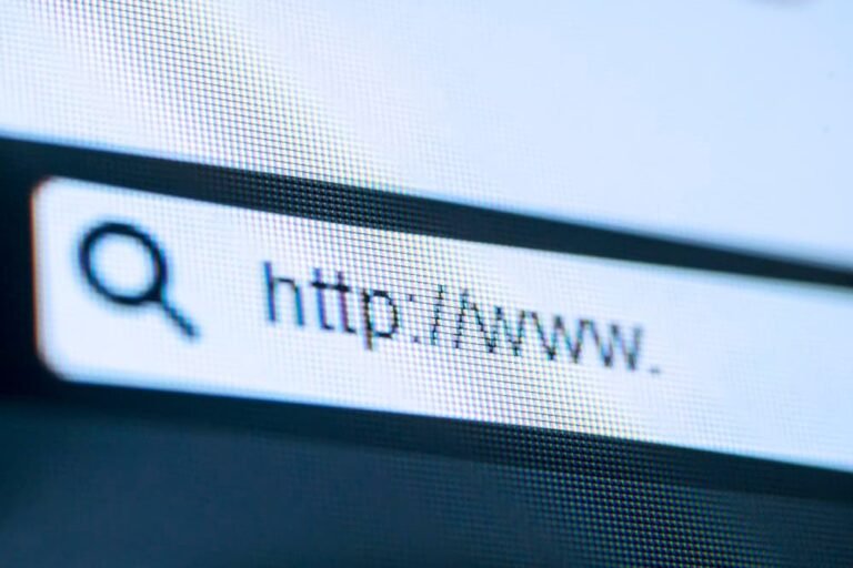 Écran ordinateur avec la barre adresse du navigateur Web