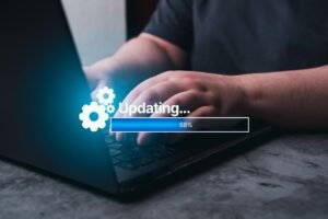 Femme mettant à jour le logiciel ordinateur portable