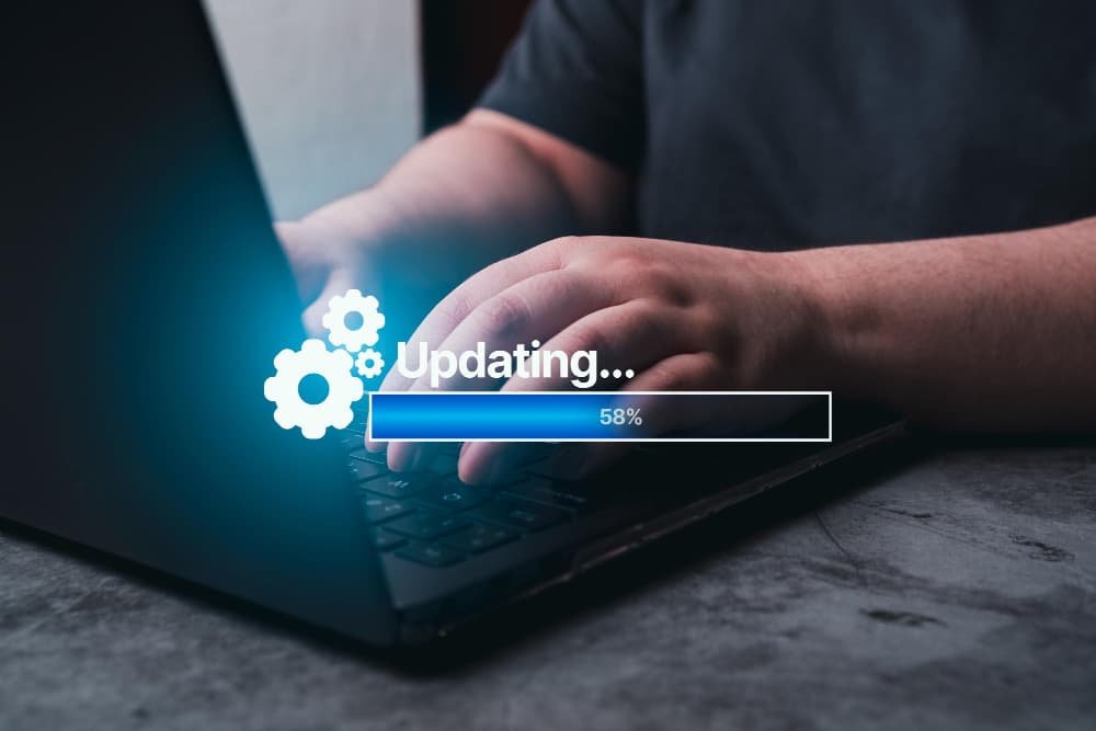 Femme mettant à jour le logiciel ordinateur portable